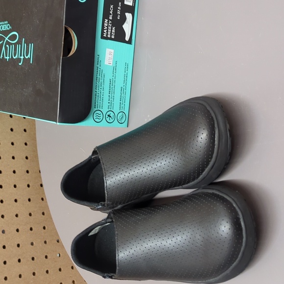 Infinity Haven in Breezy Black - Picture 4 of 5